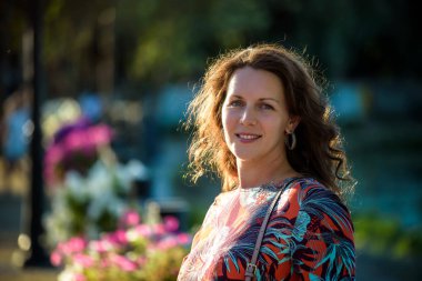 genç yakışıklı beyaz kızıl saçlı bir kadının portresi bakıyor 