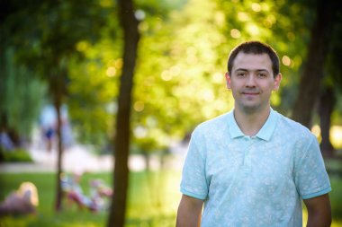 B güzel neşeli İspanyol adamın açık hava portresi kadar yakın