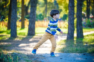 Mutlu çocuk mavi gökyüzü arka planında oyuncak uçakla oynuyor. Çocuk ormana ya da parka köpük uçak fırlatıyor. En iyi çocukluk kavramı