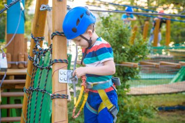 Küçük sevimli çocuk bir tırmanma macera parkı o aktivite zevk