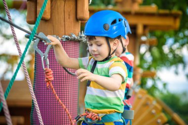 Genç çocuk oyun ve açık havada etkinlikler yaparak eğlenin. Happ