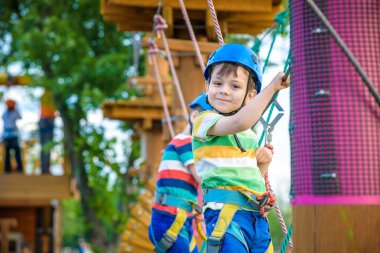 Genç çocuk oyun ve açık havada etkinlikler yaparak eğlenin. Happ