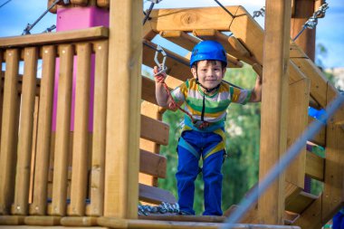 Küçük sevimli çocuk bir tırmanma macera parkı o aktivite zevk