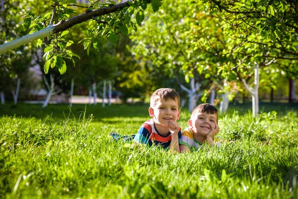 Niños felices divirtiéndose al aire libre. Niños jugando en el parque de verano . — Foto de Stock