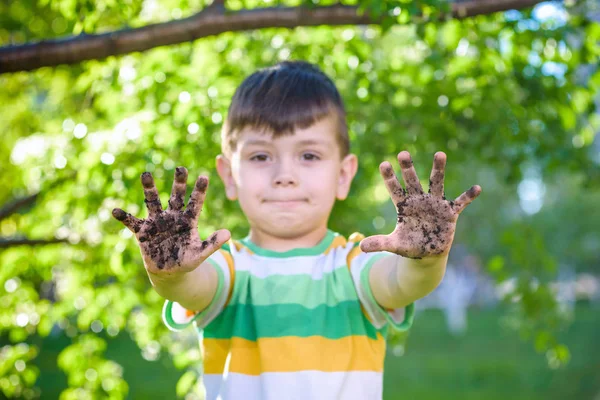 Молодий хлопчик кавказьких демонструючи брудні руки після гри — стокове фото