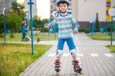 Patenli iki çocuk ve scooter'daki kardeşi 