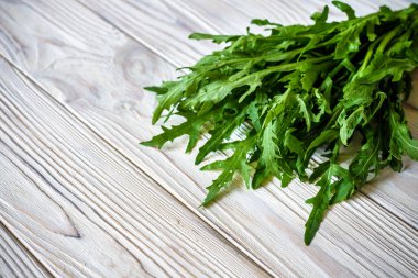 taze roka yaprakları eski ahşap tablo