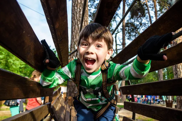 Küçük çocuk Rope Adventure Park 'ta oynuyor. Yaz tatilleri — Stok fotoğraf