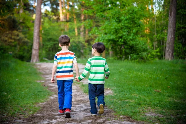 Infancia, senderismo, familia, amistad y concepto de personas - dos h — Foto de Stock