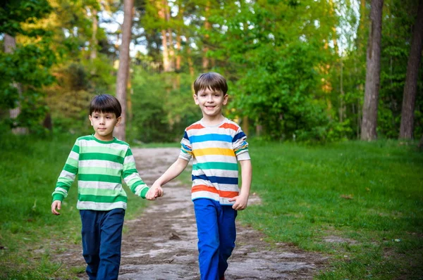 Childhood, hiking, family, friendship and people concept - two h — Stock Photo, Image