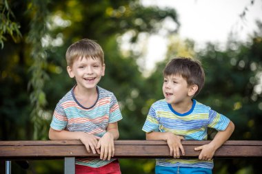 Yürüyüşte iki çocuk, ayakta durun ve etrafı sarılmış ufka bakın