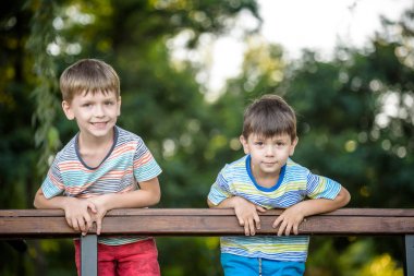 Yürüyüşte iki çocuk, ayakta durun ve etrafı sarılmış ufka bakın
