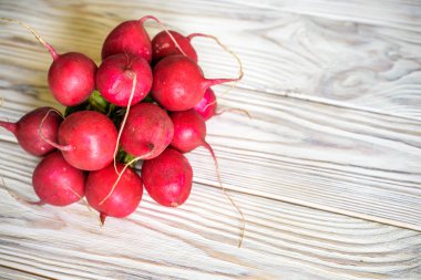 Eski ahşap bir masa üzerinde taze mor redish