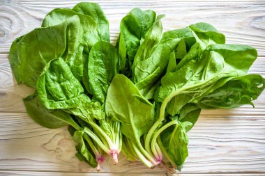 Ahşap bir arka plan üzerinde beyaz bir kapta taze tereyağı marul Başkanı