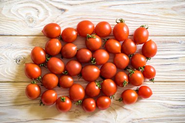 Kiraz domatesleri. Daldaki domatesler. Domateslerin arka planı. Sebze ve meyve. Sağlıklı beslenme