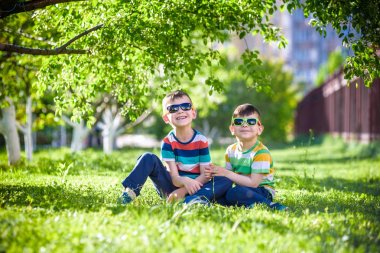 Mutlu yaz tatili. Bir s yeşil çim üzerinde iki mutlu çocuk