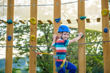 çocuk macera parkta eğlenmek. Toddler bir halat PLA tırmanma