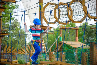 zip line üzerinde mutlu çocuk. cesaretinden gurur duyan çocuk