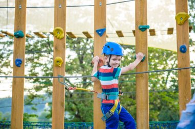 çocuk macera parkta eğlenmek. Toddler bir halat PLA tırmanma