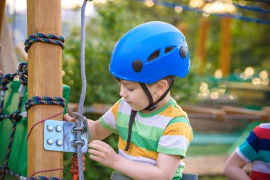 Küçük sevimli çocuk bir tırmanma macera parkı o aktivite zevk