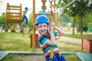 Genç çocuk oyun ve açık havada etkinlikler yaparak eğlenin. Happ