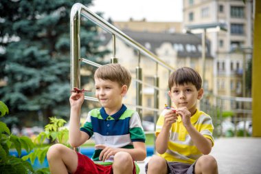 Sıcak yaz aylarında oyuncak uçak ile oynayan Mutlu iki kardeş çocuklar 