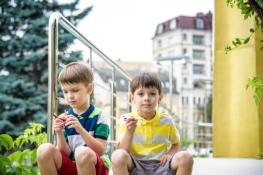 Sıcak yaz aylarında oyuncak uçak ile oynayan Mutlu iki kardeş çocuklar 