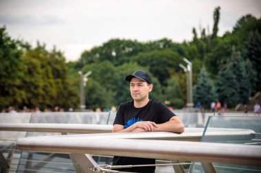 Isı siyah t-shirt giyen Hipster yakışıklı erkek modeli. Sta