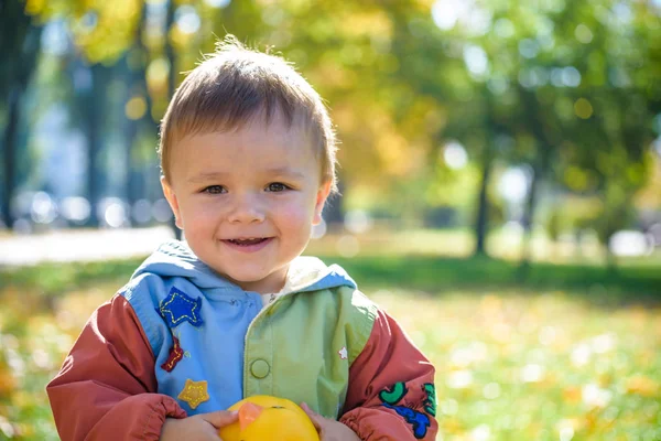 Emotionales Porträt eines fröhlichen und fröhlichen kleinen Jungen, der lacht. — Stockfoto