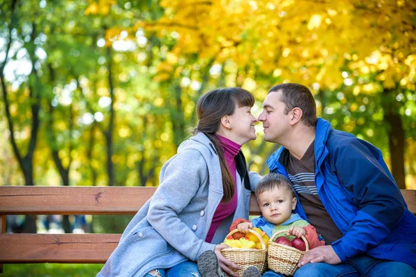 Lycklig familj njuter av höstens picknick. Far mor och son sitta o — Stockfoto