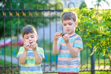 iki boy bir iplik üst açık havada oynuyor