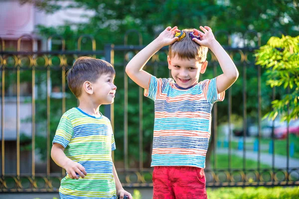 Dos chico jugando con un spinning top al aire libre — Foto de Stock