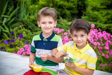 Lezzetli yaz saplantısı kavramı. Mutlu genç yakışıklı hipster çocuk