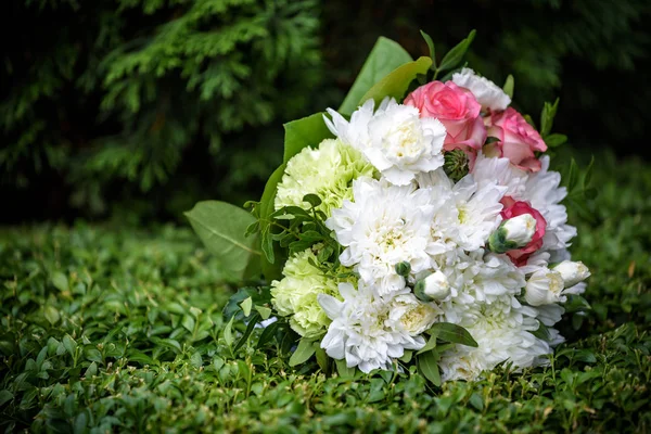 Bouquet da sposa di rose gialle e bianche e fresia blu sdraiato sul pavimento in legno — Foto Stock