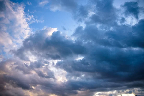 Nuageux en soirée d'été. Ciel pluvieux avant la tempête. — Photo