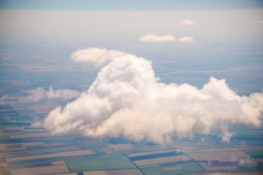 Mavi gökyüzünde beyaz kabarık bulutlar. Yolcu gemisi porthole gelen bulutların Fotoğrafları. Fotoğraf arka planı