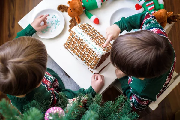 Dwa słodkie chłopców, bracia, Dokonywanie piernika cookie wykończeniowe w domu przed choinką, dziecko gry i cieszyć, Christmas koncepcji — Zdjęcie stockowe