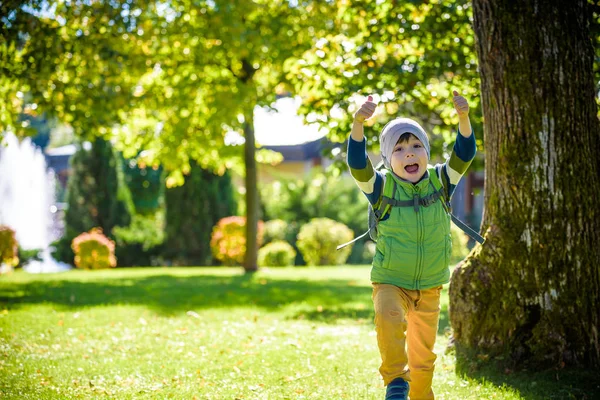 Portrait of young kid running and smiling in the park — Stock Photo, Image