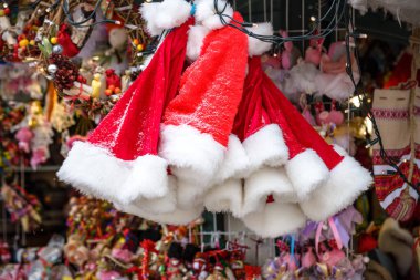 Kırmızı Santa şapkalar market raf üzerinde kar taneleri ile satmak, yeni yıl ve Noel tatili