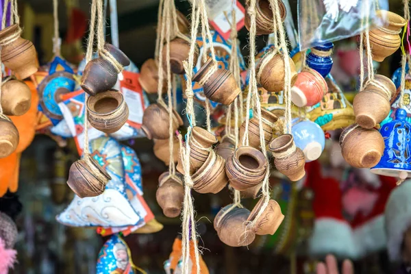 Diferente decoración, juguete para árbol de Navidad en el mercado de Navidad, primer plano de acogedores juguetes hechos a mano — Foto de Stock