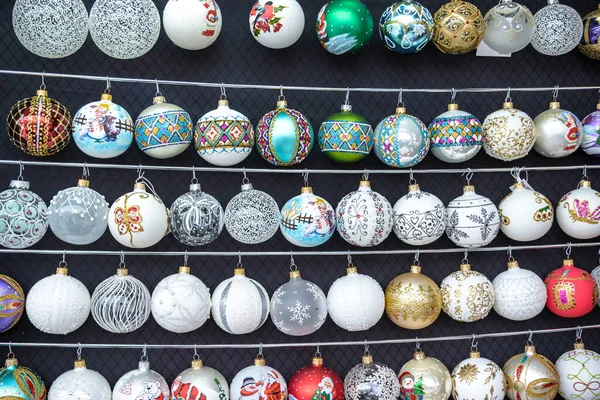 アドベンチャー市場での販売のためのクリスマス装飾。装飾的なミニチュア新年の木のボール。手作り — ストック写真