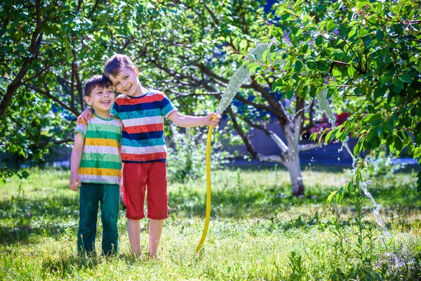 Niño Jugando Con Aspersor Jardín Niño Preescolar Corre Salta Verano —  Fotos de Stock