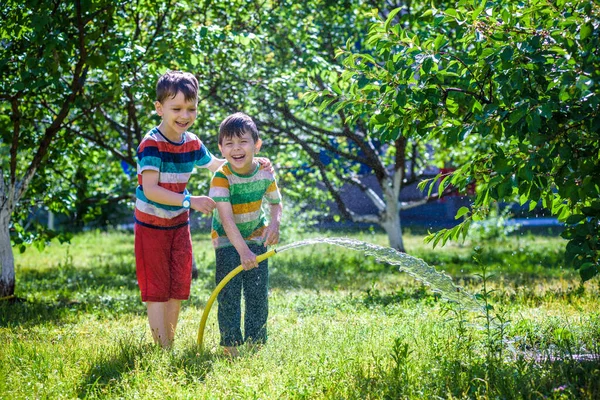 Lindo Niño Regando Plantas Con Manguera Riego Jardín Adorable Niño —  Fotos de Stock