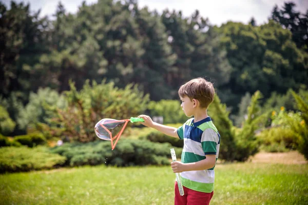 Ragazzino Che Gioca Con Suo Giocattolo Delle Bolle Sapone Nel — Foto Stock