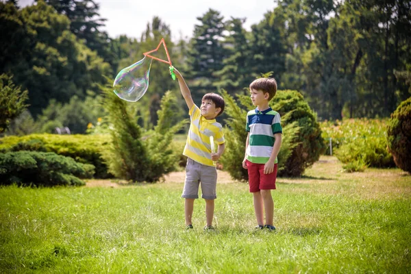 Heyecanlı Bir Çocuk Baloncukların Tadını Çıkarırken Çocuk Sabun Köpüğü Üflüyor — Stok fotoğraf