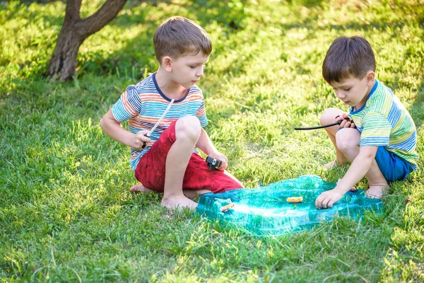 Två Pojkar Som Spelar Med Moderna Spin Topp Utomhus Underhållning — Stockfoto