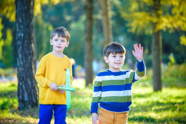 Glückliche Zwei Geschwisterkinder Die Mit Einem Spielzeugflugzeug Vor Blauem Sommerhimmel — Stockfoto