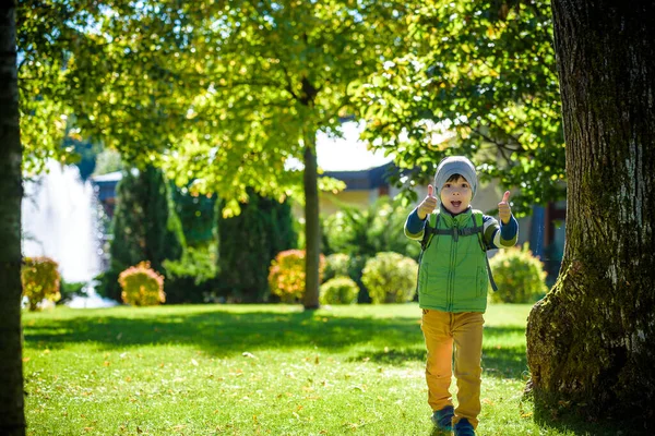 Porträt Eines Jungen Kindes Das Park Rennt Und Lächelt Aktives — Stockfoto