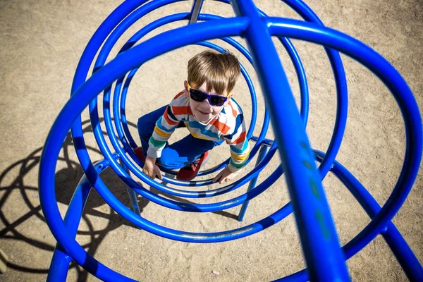 Słodki Chłopiec Lub Dziecko Bawiące Się Tunelu Placu Zabaw Dzieciak — Zdjęcie stockowe