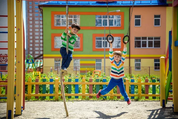 Dos Hermanos Niño Hermano Ropa Casual Patio Juegos Escalando Cuerda —  Fotos de Stock